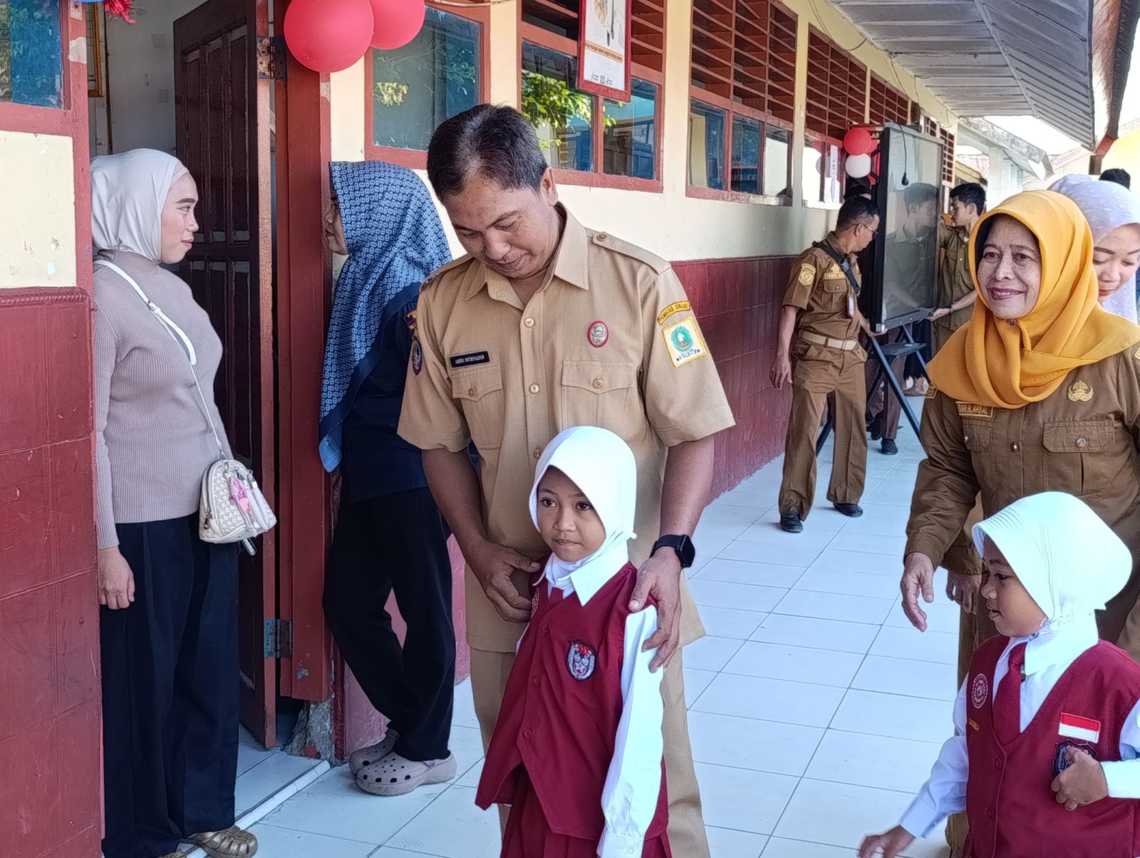 Gerakan Ayah Mengantar Anak Meriahkan Hari Pertama Sekolah di SD Negeri 3 Balangnipa