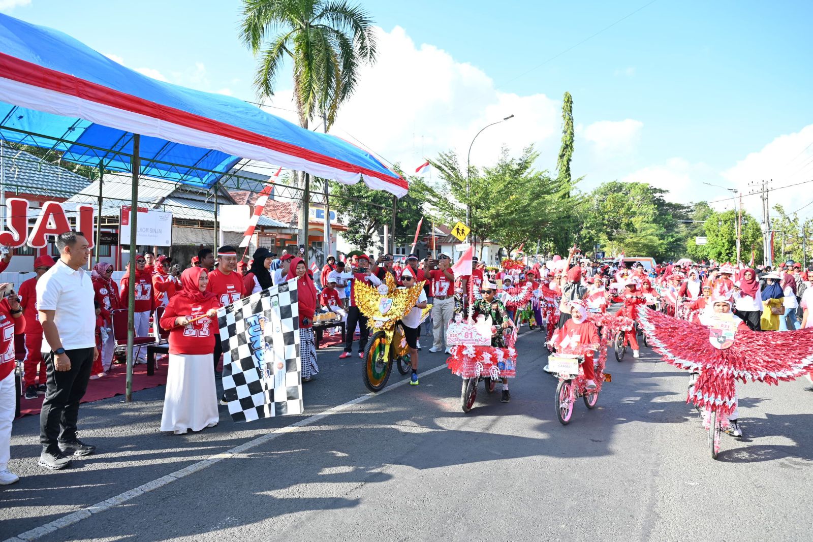Meriahkan HUT RI, Bupati Ratnawati Lepas Peserta Sepeda Hias Keliling Kota Sinjai