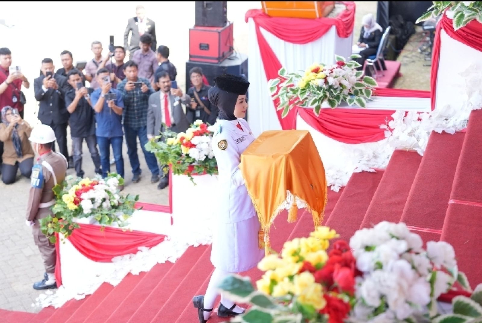 Andi Reski, Sang Pembawa Baki yang Sukses Tuntaskan Tugas Pengibaran Bendera di Sinjai