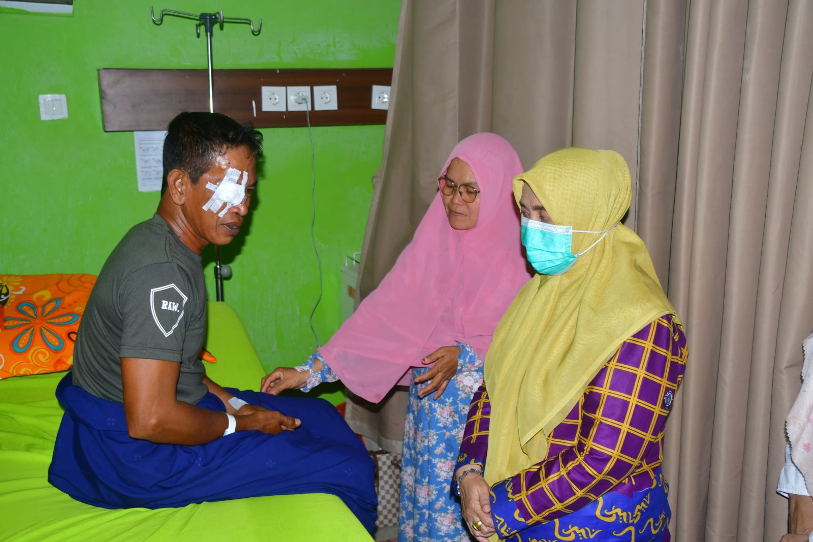 Bupati Sinjai Jenguk Pegawai Pemadam Kebakaran Yang Jalani Operasi Mata Akibat Kecelakaan Kerja