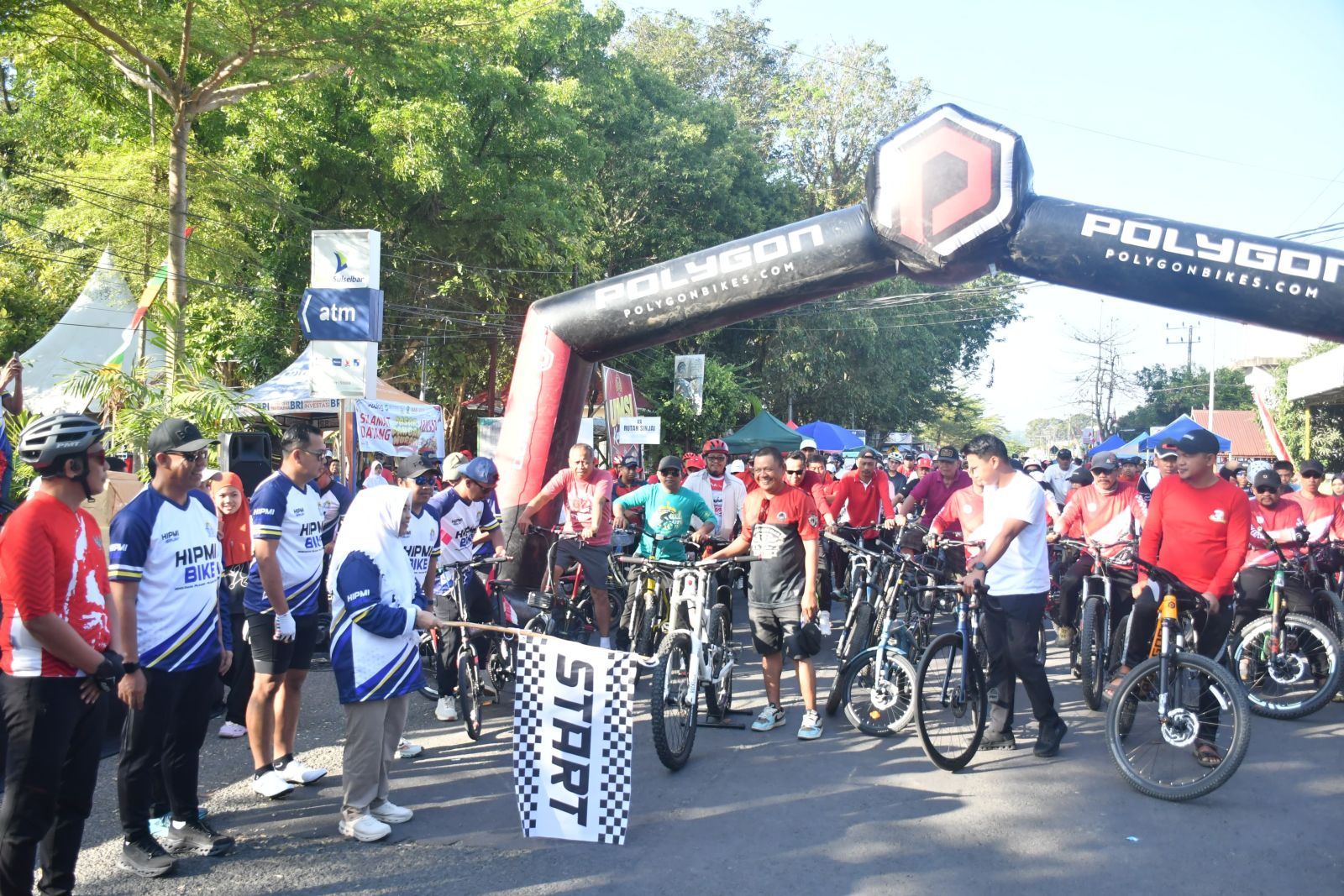 Lepas Ratusan Peserta Fun Bike HIPMI Sinjai, Bupati Ratnawati Apresiasi Antusiasme Warga Sinjai
