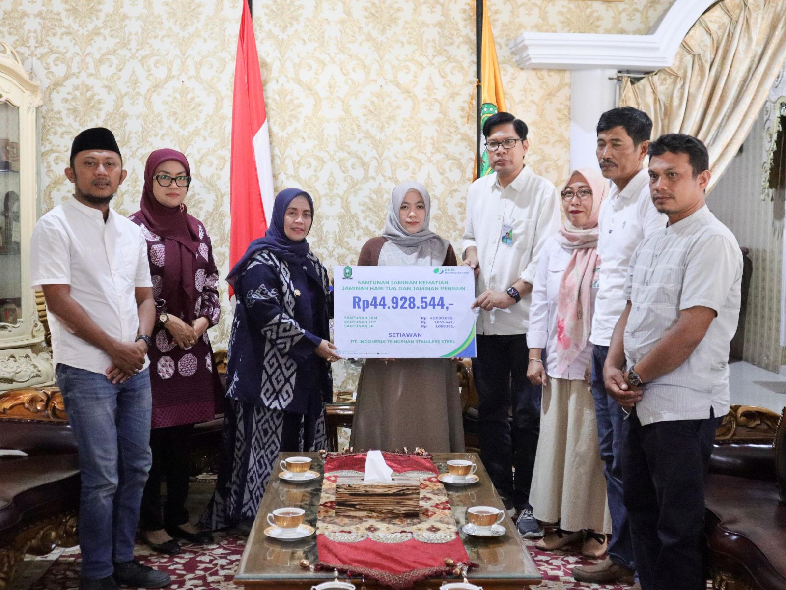 Bupati Sinjai Serahkan Santunan BPJS Ketenagakerjaan kepada Ahli Waris Korban di Morowali