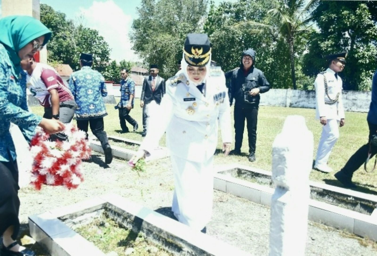 Usai Upacara HUT RI, Bupati Sinjai Ziarah dan Tabur Bunga di TMP Mangottong