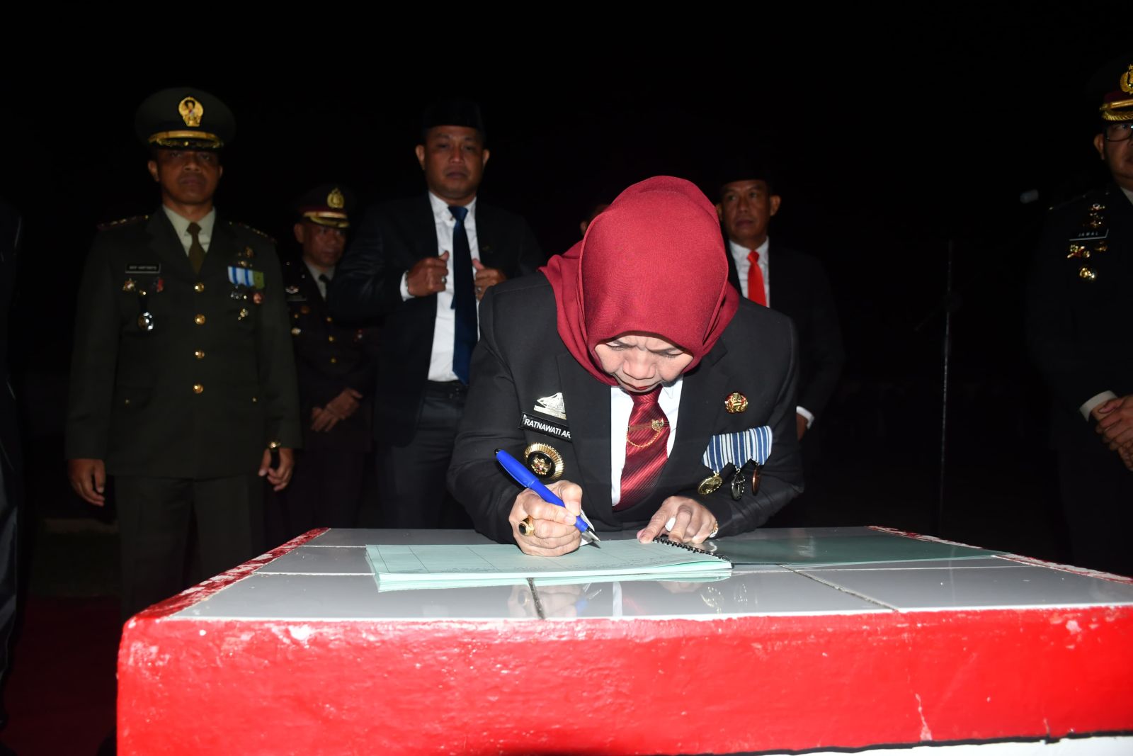 HUT ke-81 RI, Bupati Ratnawati Hadiri Apel Kehormatan dan Renungan Suci di TMP Mangottong