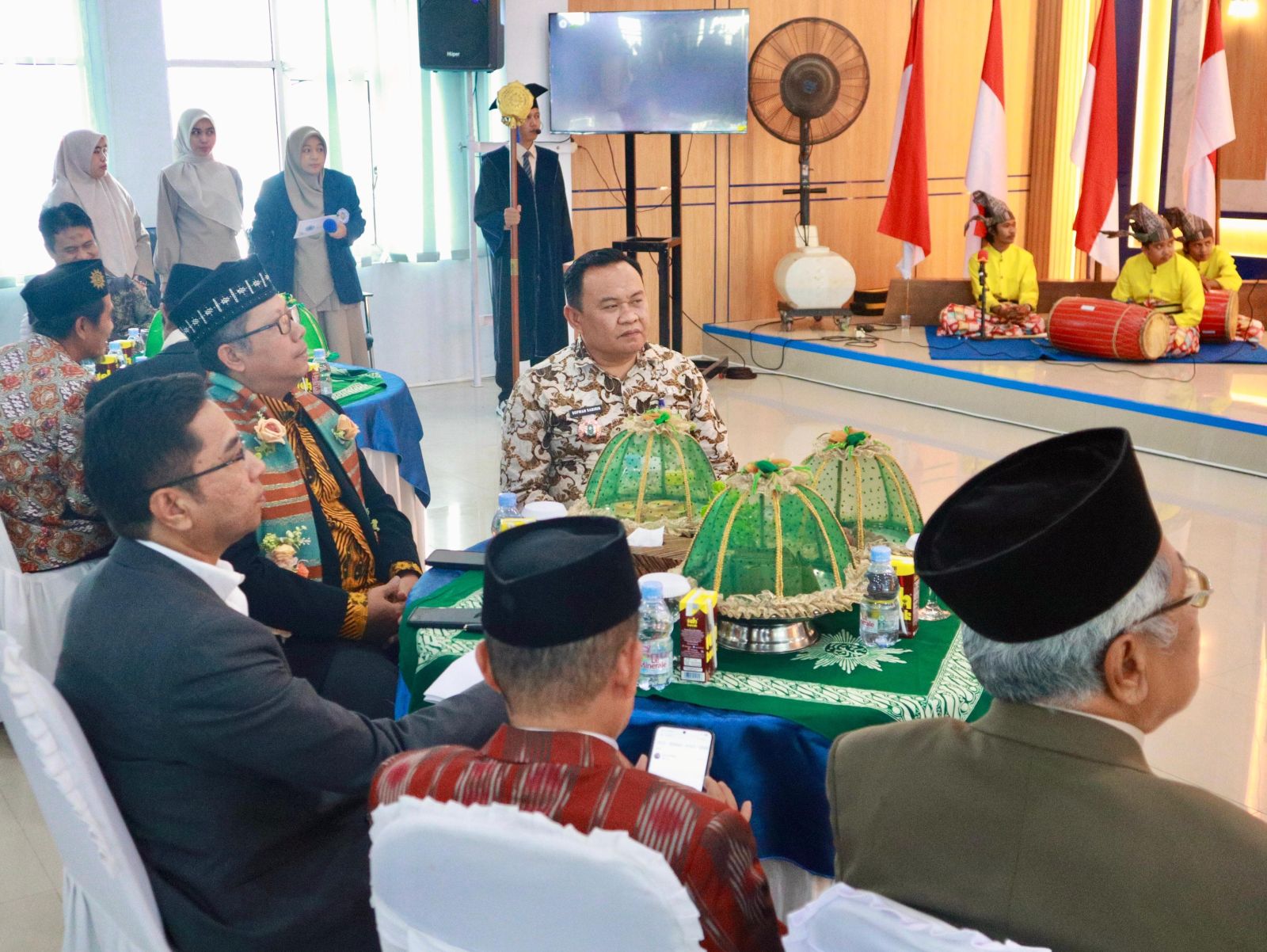 Wakili Bupati Sinjai, Staf Ahli Sosial Apresiasi Wisuda Sarjana dan Magister UIAD