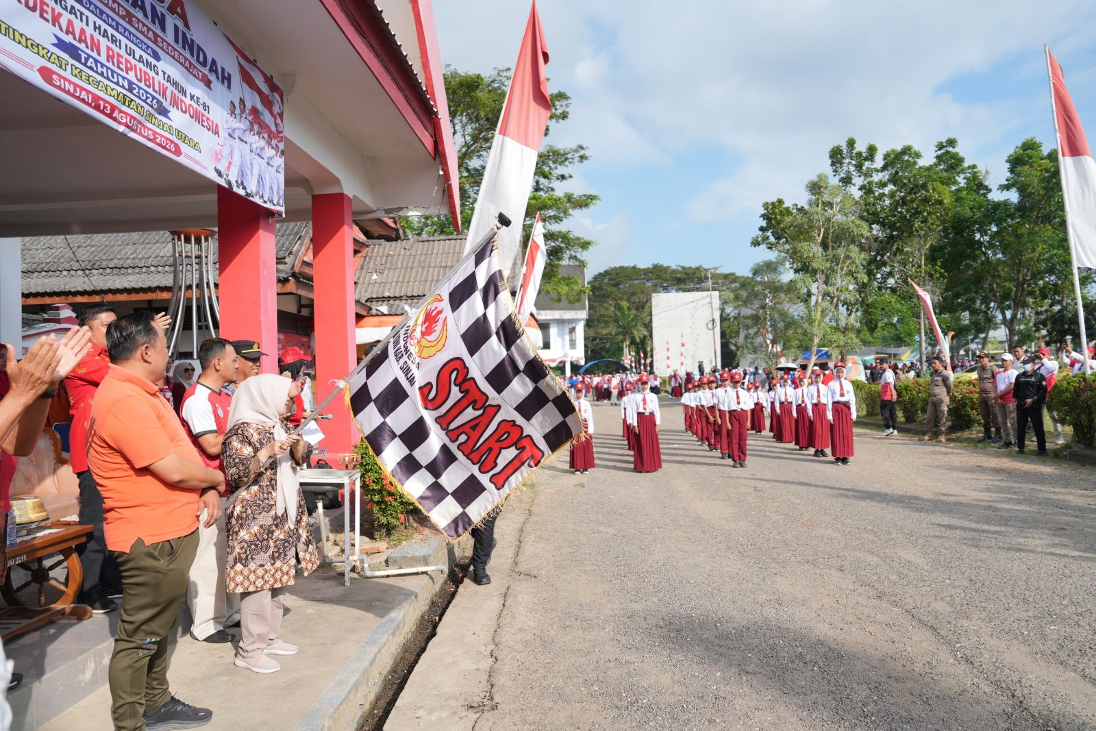Bupati Sinjai Lepas 76 Peserta Gerak Jalan Indah Tingkat Kecamatan Sinjai Utara