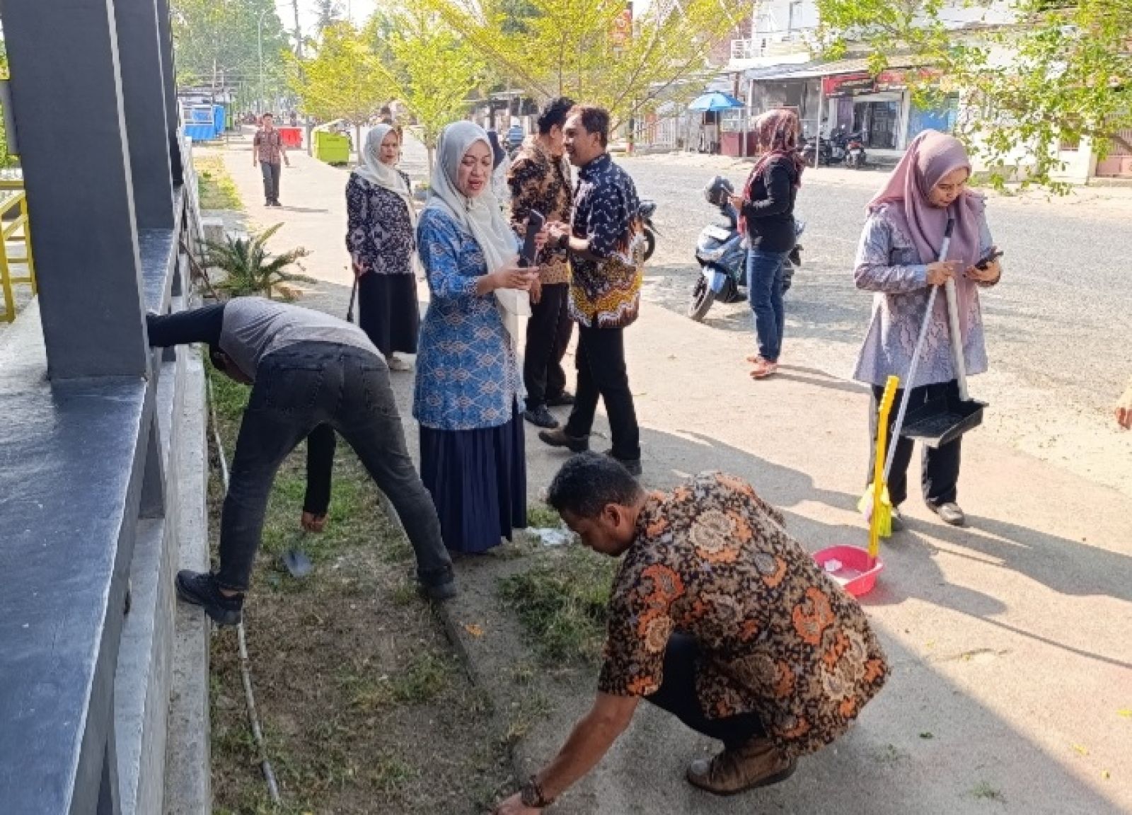Kadisperindag dan ESDM Sinjai Pimpin Kerja Bakti di Alun-Alun Sinjai Bersatu