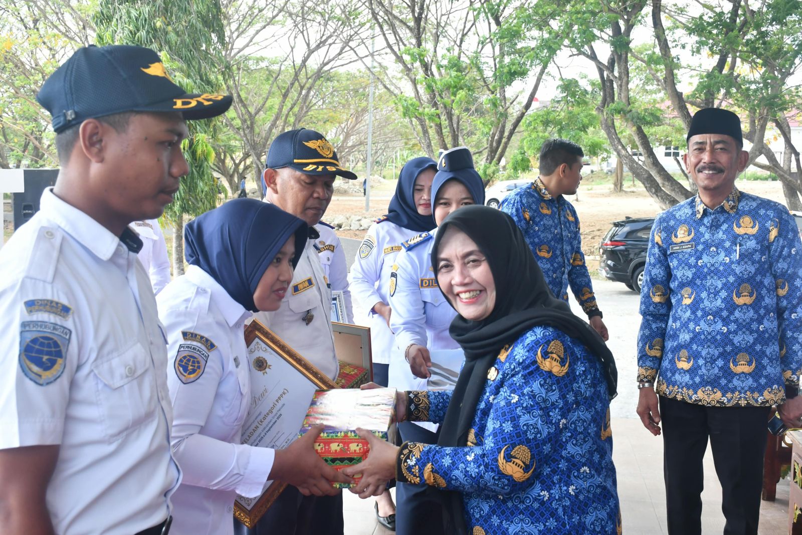 Diserahkan Bupati Sinjai, Tiga Pegawai Dishub Menerima Penghargaan Sebagai Pegawai Teladan