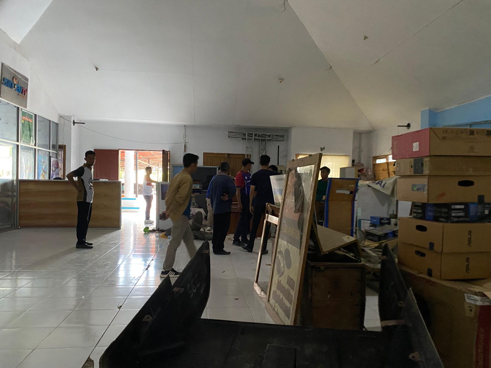 Pimpin Kerja Bakti, Sekretaris Diskominfo Sinjai Ajak ASN Jaga Kebesihan Lingkungan Kerja