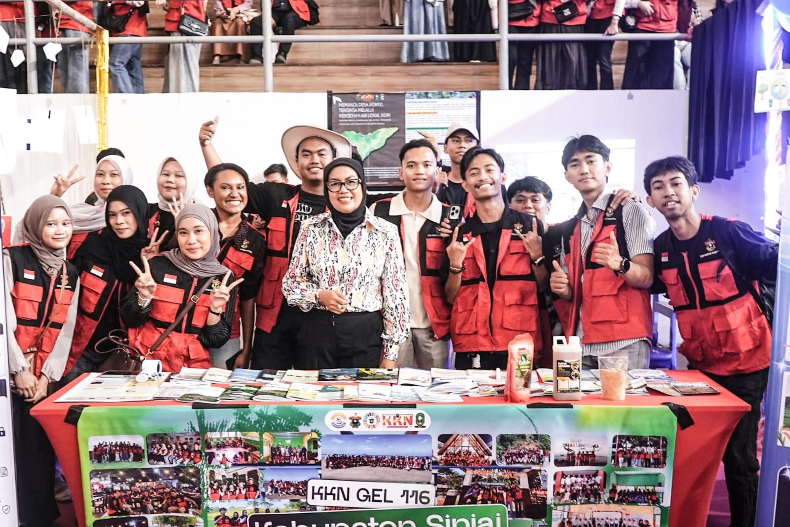 Asisten Pemerintahan dan Kesra Setdakab Sinjai Hadiri Expo Produk KKN Unhas, Apresiasi Kontribusi Mahasiswa di Sinjai