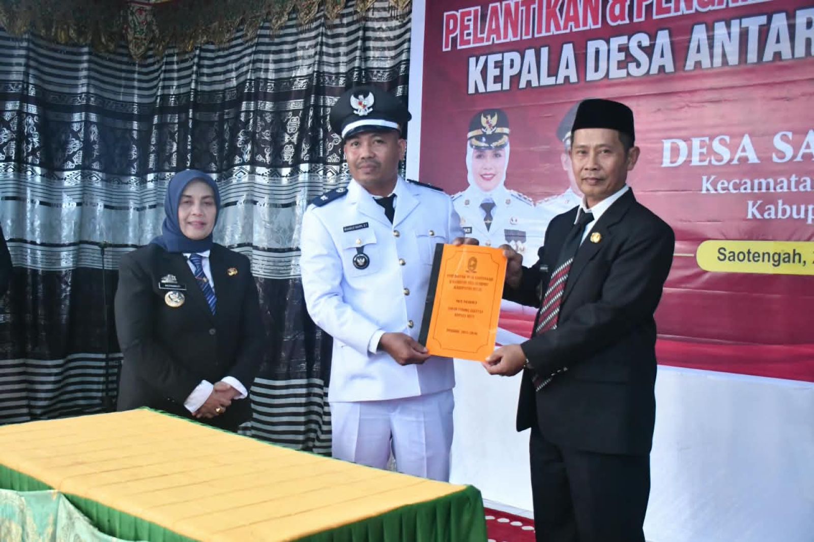 Bupati Sinjai Lantik Makmur Mappi Sebagai Kades Saotengah, Minta Segera Rangkul Seluruh Elemen Masyarakat