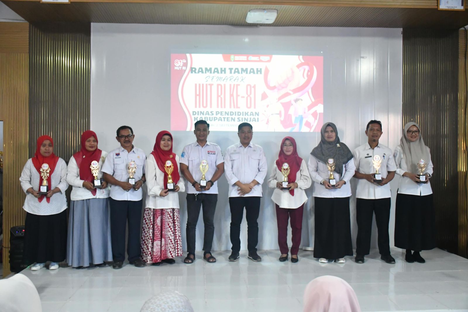 Semarak HUT ke-81 RI, Disdik Sinjai Serahkan Hadiah kepada Para Pemenang Lomba