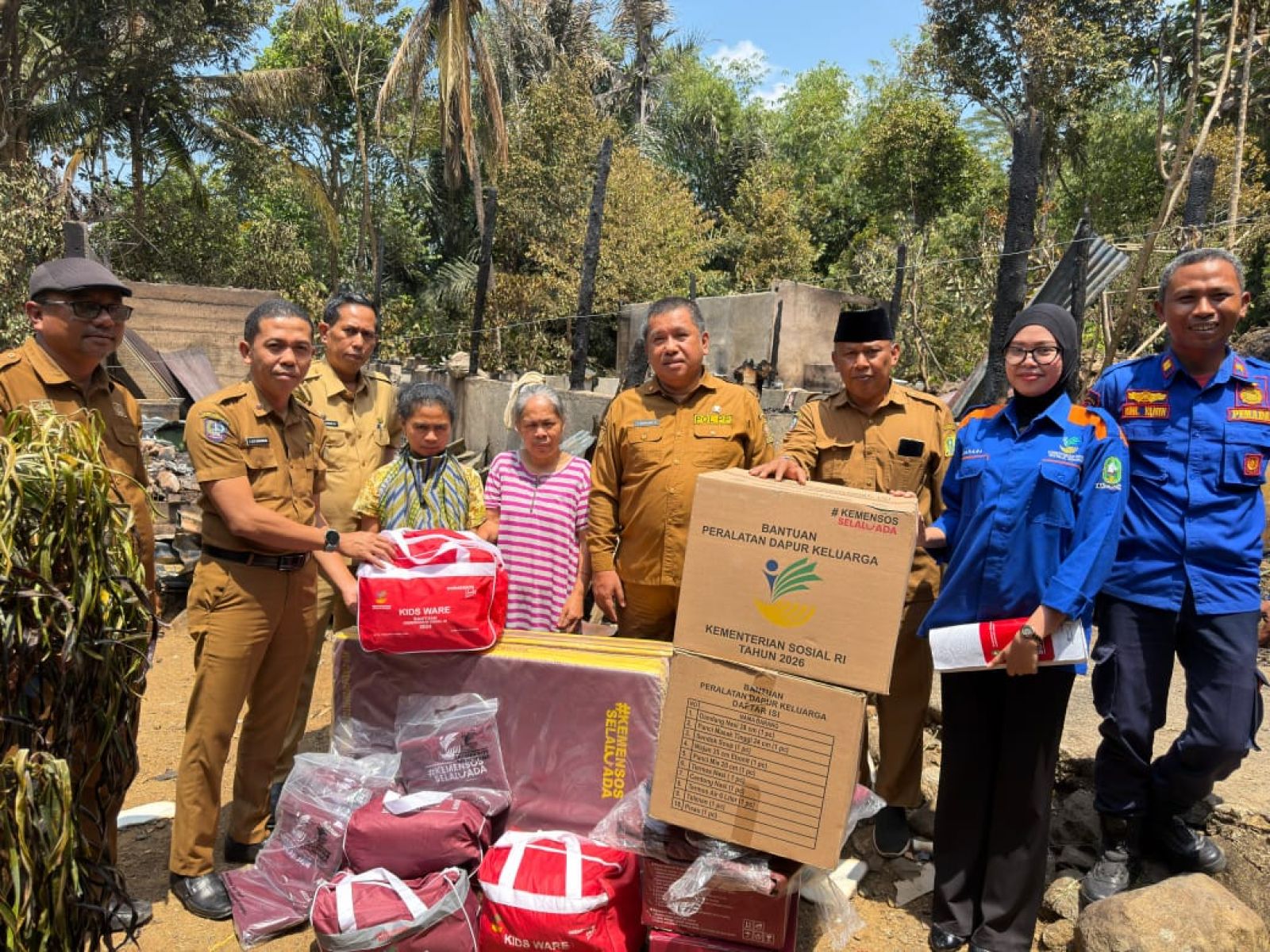 Dinsos Sinjai Salurkan Bantuan untuk Korban Kebakaran di Desa Puncak