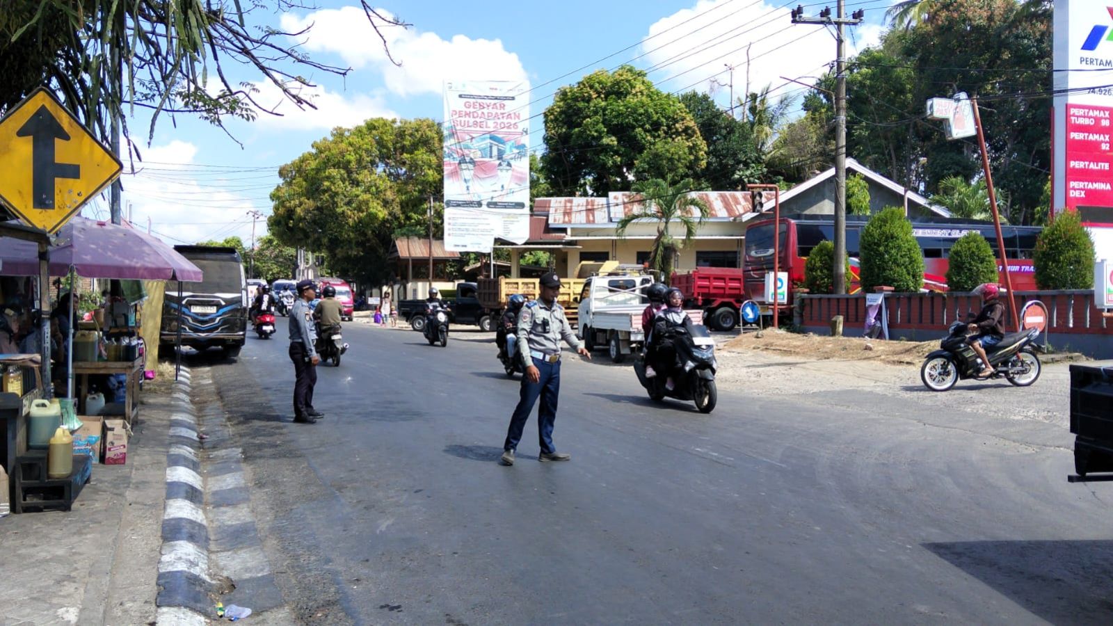 Dishub dan Satlantas Polres Sinjai Atur Lalu Lintas di Tengah Antrean BBM Sejumlah SPBU