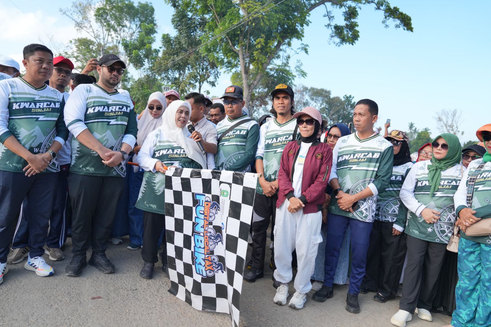 Bupati Ratnawati Lepas Jalan Sehat Hari Pramuka Ke- 65 di Sinjai Selatan, Ribuan Warga Tumpah di Jalan