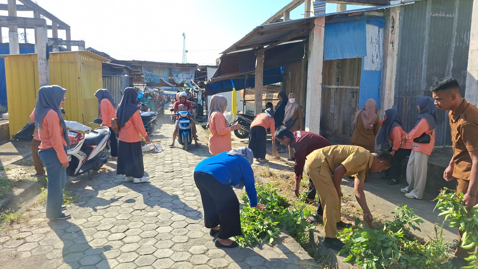 Disperindag Sinjai Ikut Bersihkan Pasar Sentral Atas, Dorong Pasar Lebih Nyaman