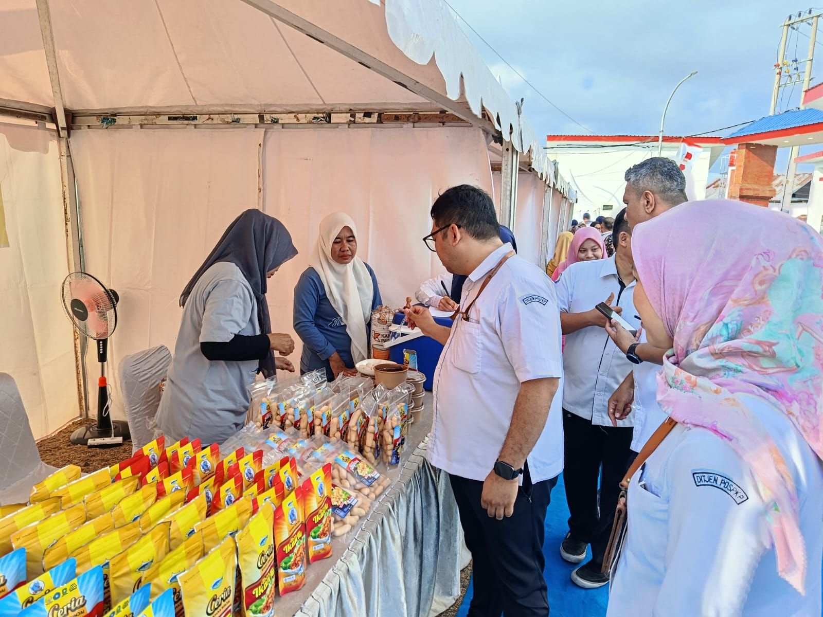 UMKM Olahan Perikanan Sinjai Tampilkan Produk Unggulan di Stand UMKM Kunjungan Menteri di KNMP Tongke-Tongke