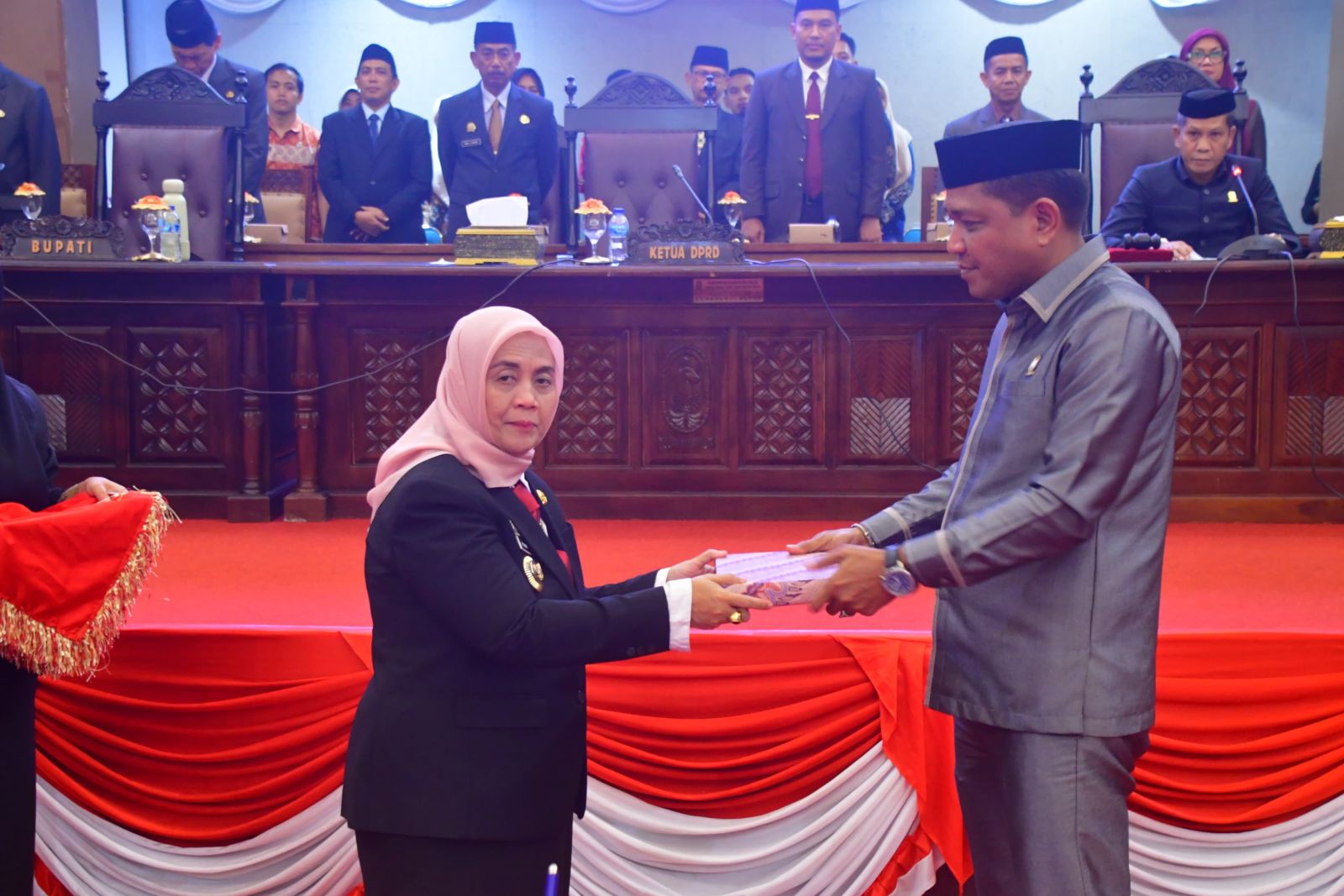 Bupati Ratnawati Serahkan Ranperda Perubahan APBD 2026 kepada Ketua DPRD