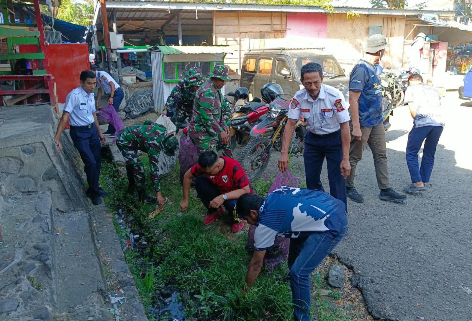 Peringati HUT ke-81 TNI, Dishub Sinjai Ikut Karya Bakti Pembersihan Pasar