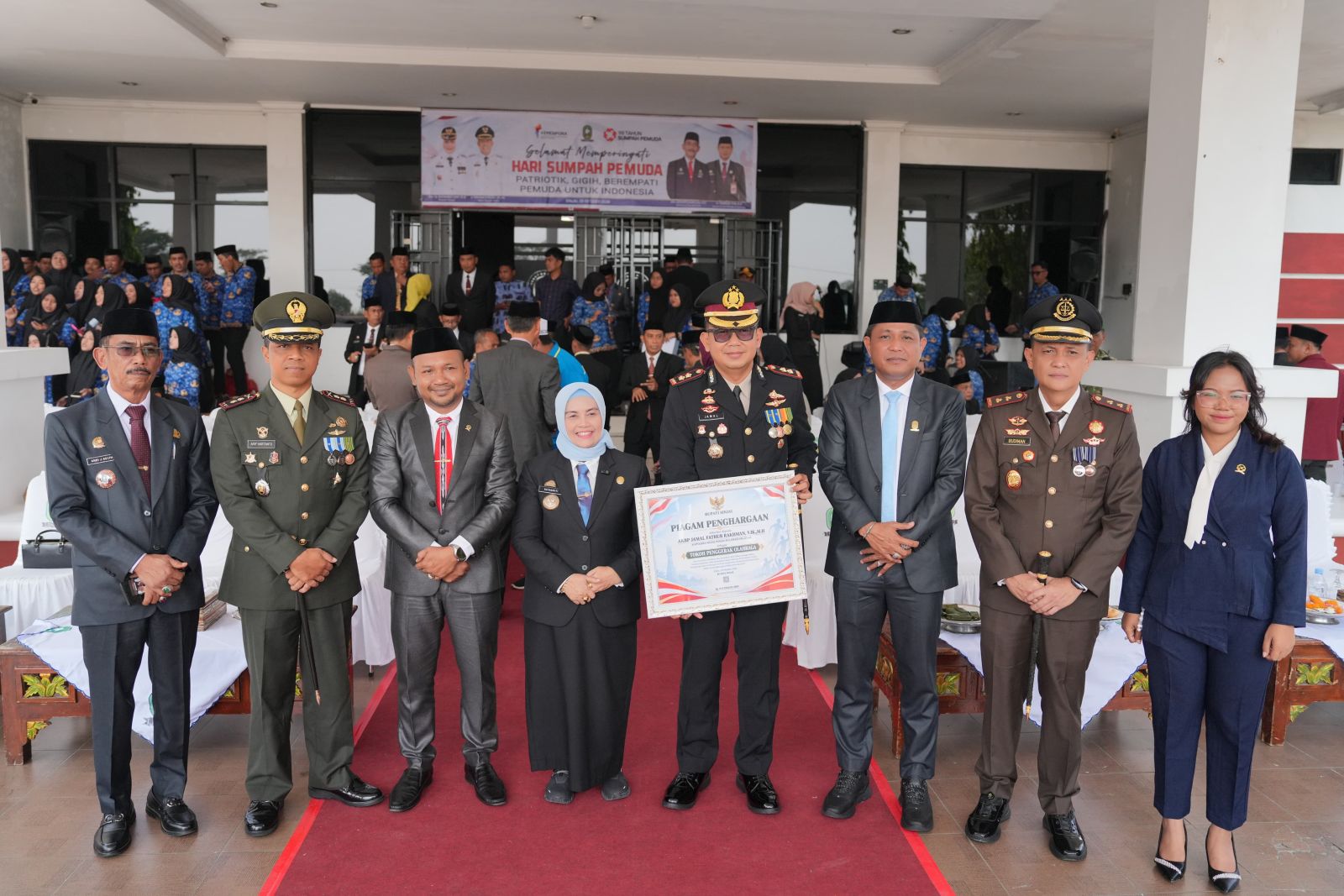 Bupati Ratnawati Berikan Apresiasi Tokoh Peduli Pemuda dan Penggerak Olahraga di Hari Sumpah Pemuda