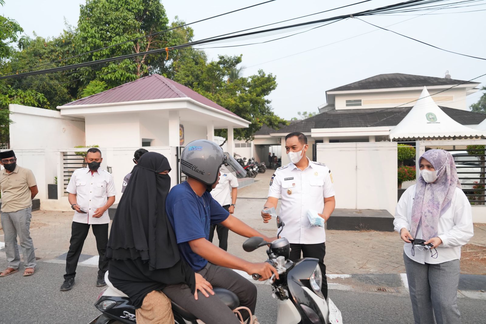 Cegah Dampak Kabut Asap, Wabup Sinjai Turun ke Jalan Bagikan Masker kepada Pengendara