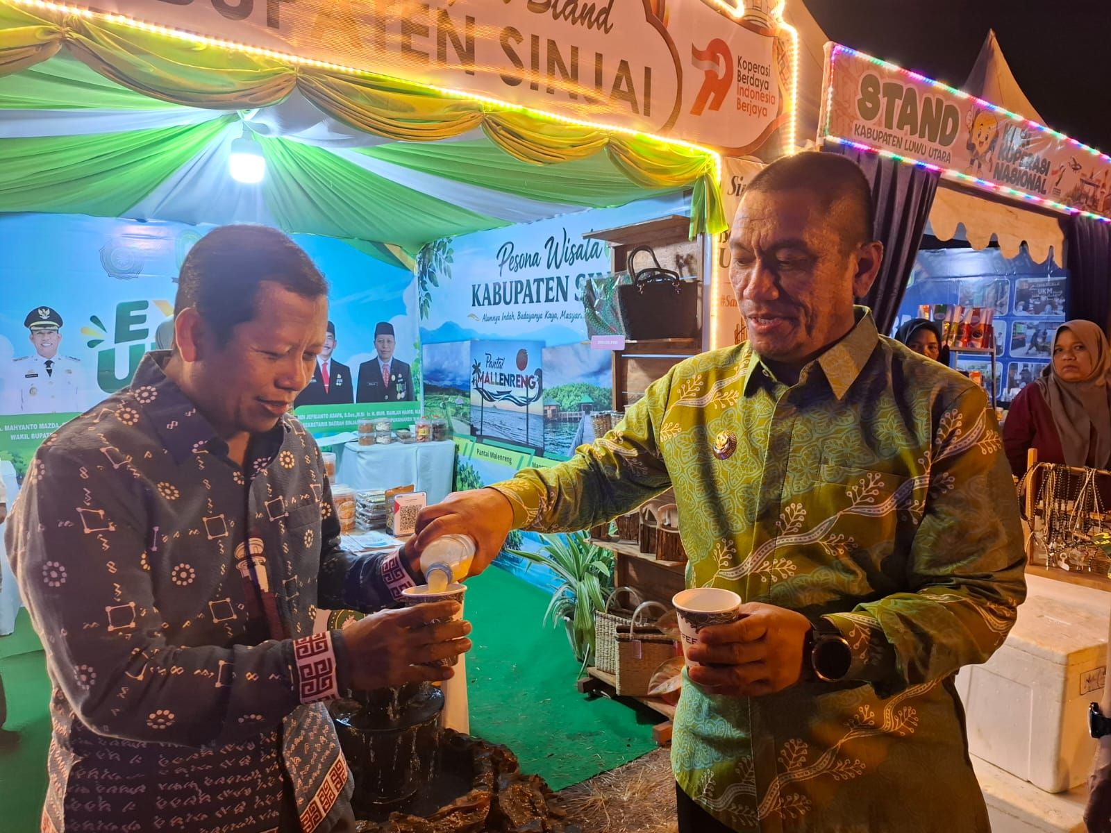Bupati Luwu Timur Kunjungi Stand Sinjai, Cicipi Minas: “Enak, Penuh Energi”