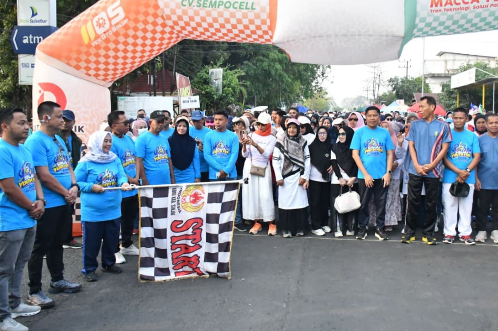 Semarakkan Hari Sumpah Pemuda, Bupati Sinjai Lepas Jalan Santai KNPI Dirangkaikan Aksi Sosial