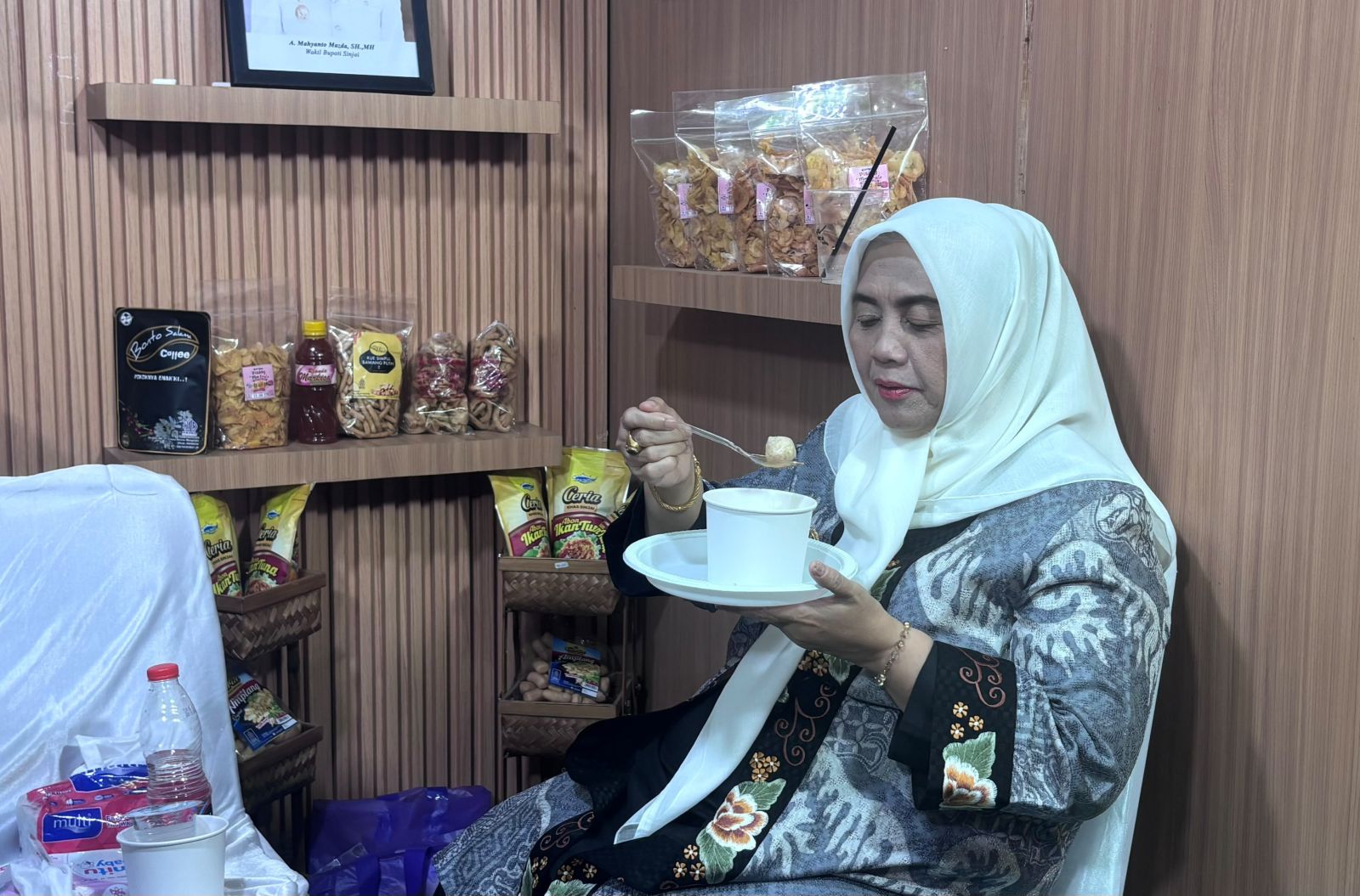 Bupati Ratnawati Kunjungi Stand Sinjai, Bakso Tuna Jadi Daya Tarik