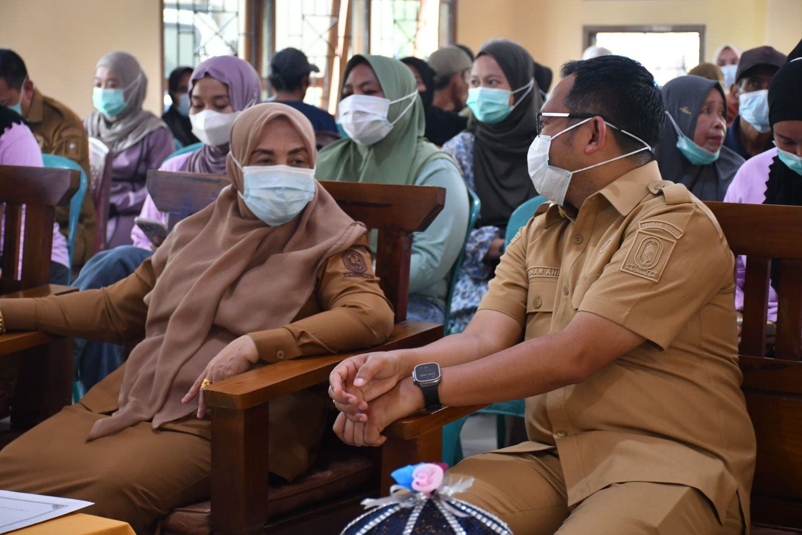 Didampingi Kadinkes Sinjai, Bupati Ratnawati Serahkan Obat Pencegahan Kusta di Bulupoddo