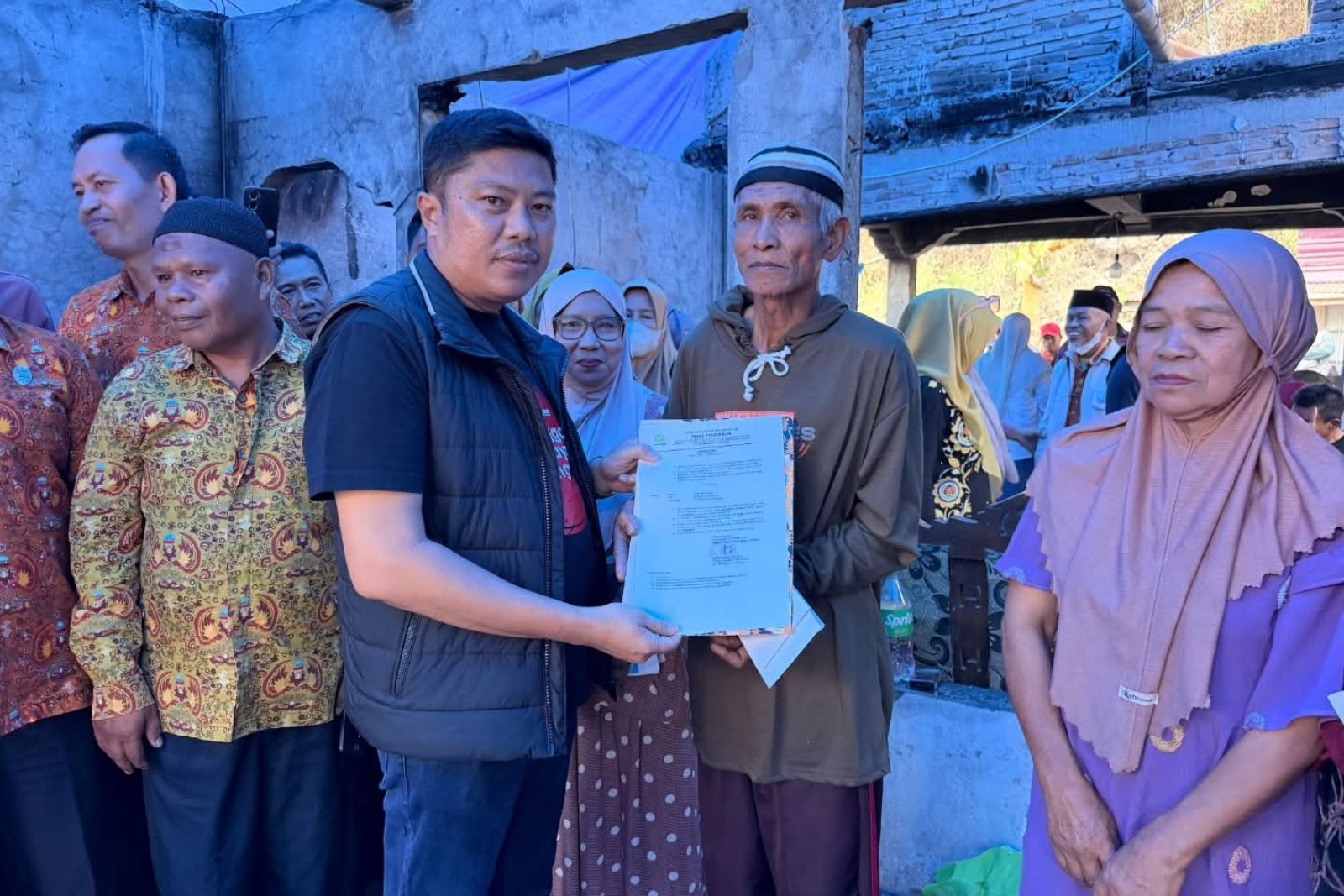 Disdik Sinjai Serahkan Bantuan Rp100 Juta dan Kebutuhan Pokok bagi Korban Kebakaran di Sinjai Barat