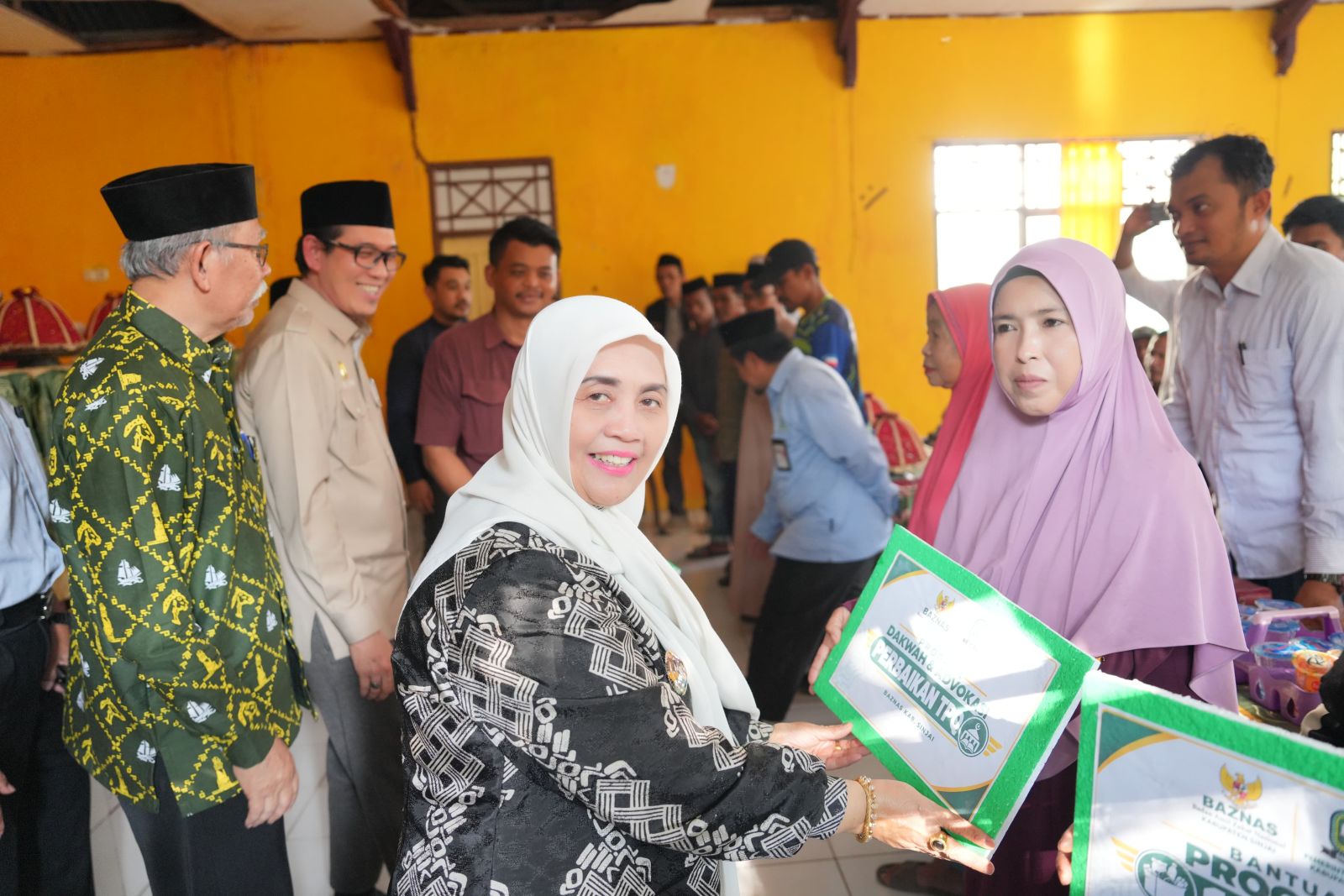 BAZNAS Sinjai Salurkan Bantuan Zakat untuk Mustahik di Tellulimpoe, Bupati Dorong Pemberdayaan Ekonomi