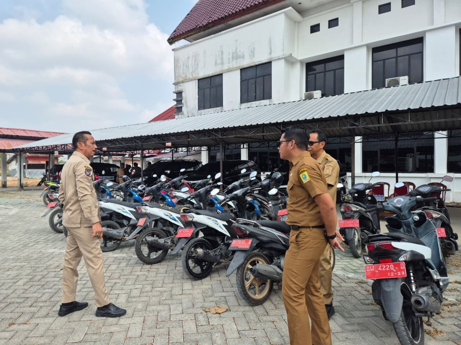 Sekda Sinjai Periksa Langsung Kendaraan Dinas, Pastikan Tertib Administrasi Aset Daerah