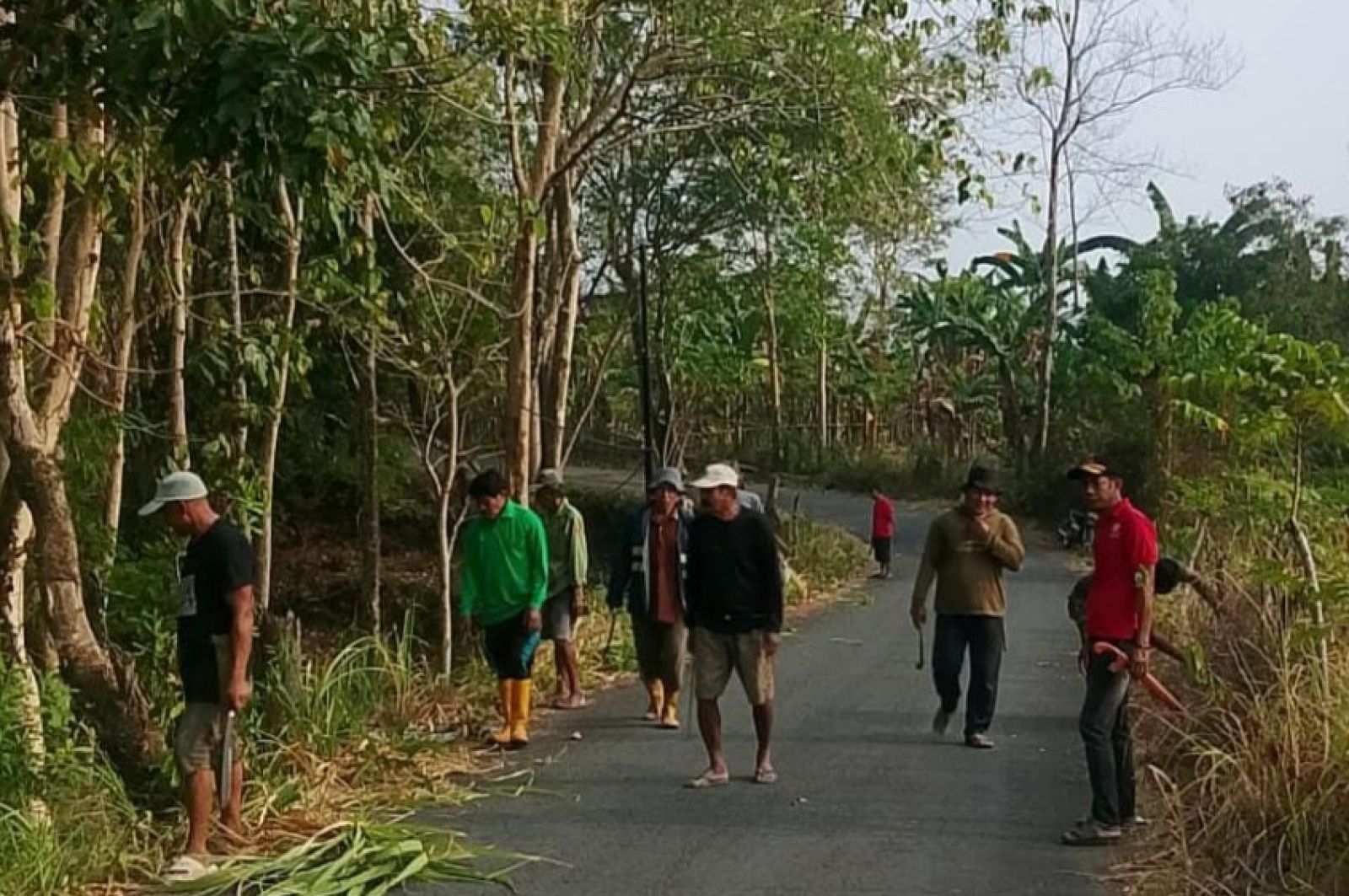 Tingkatkan Kepedulian Lingkungan, Lurah Samataring Turun Kerja Bakti Bersama Warga