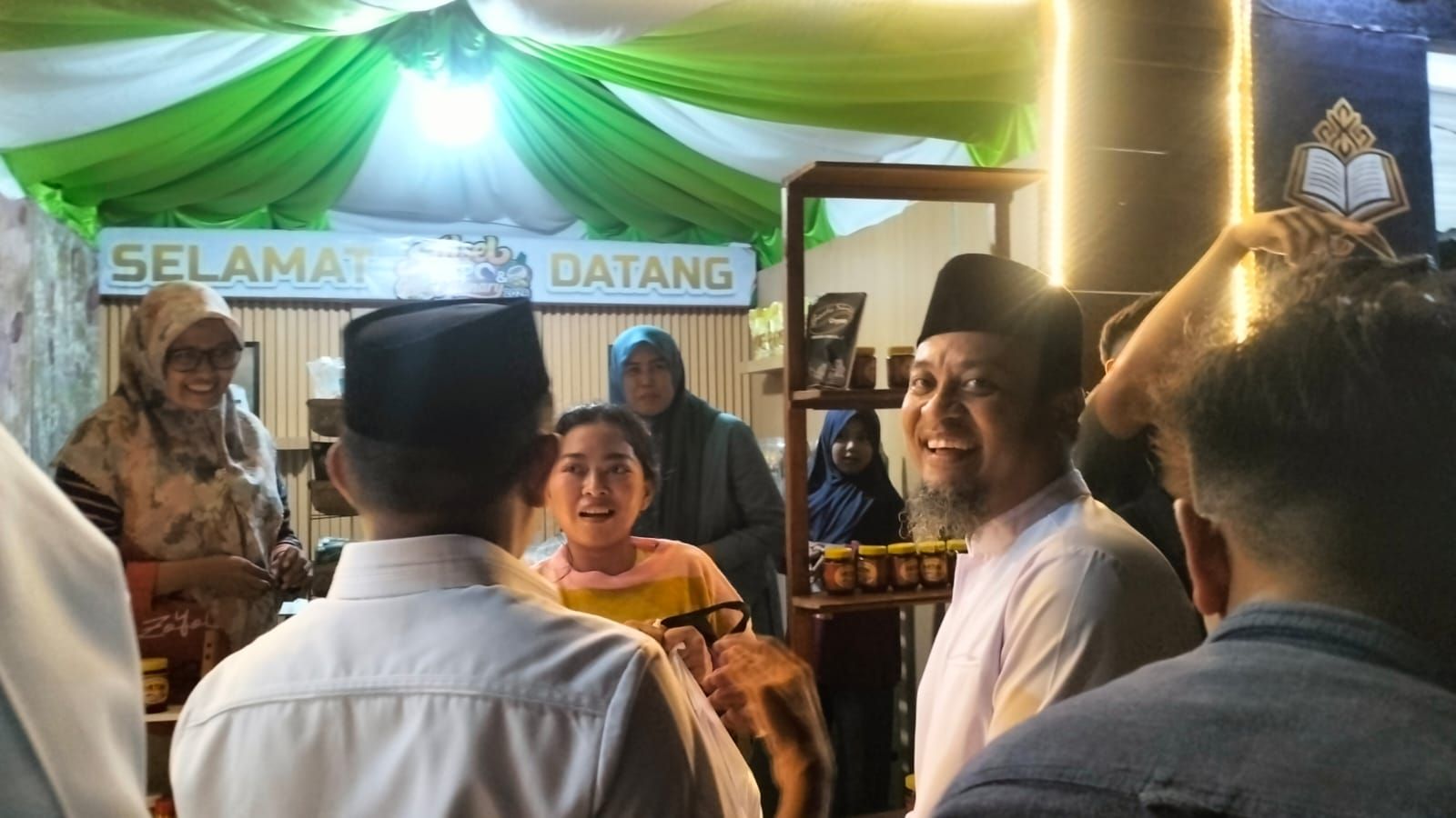 Gubernur Andi Sudirman Sulaeman Kunjungi Stand Sinjai, Puji Produk Olahan Perikanan