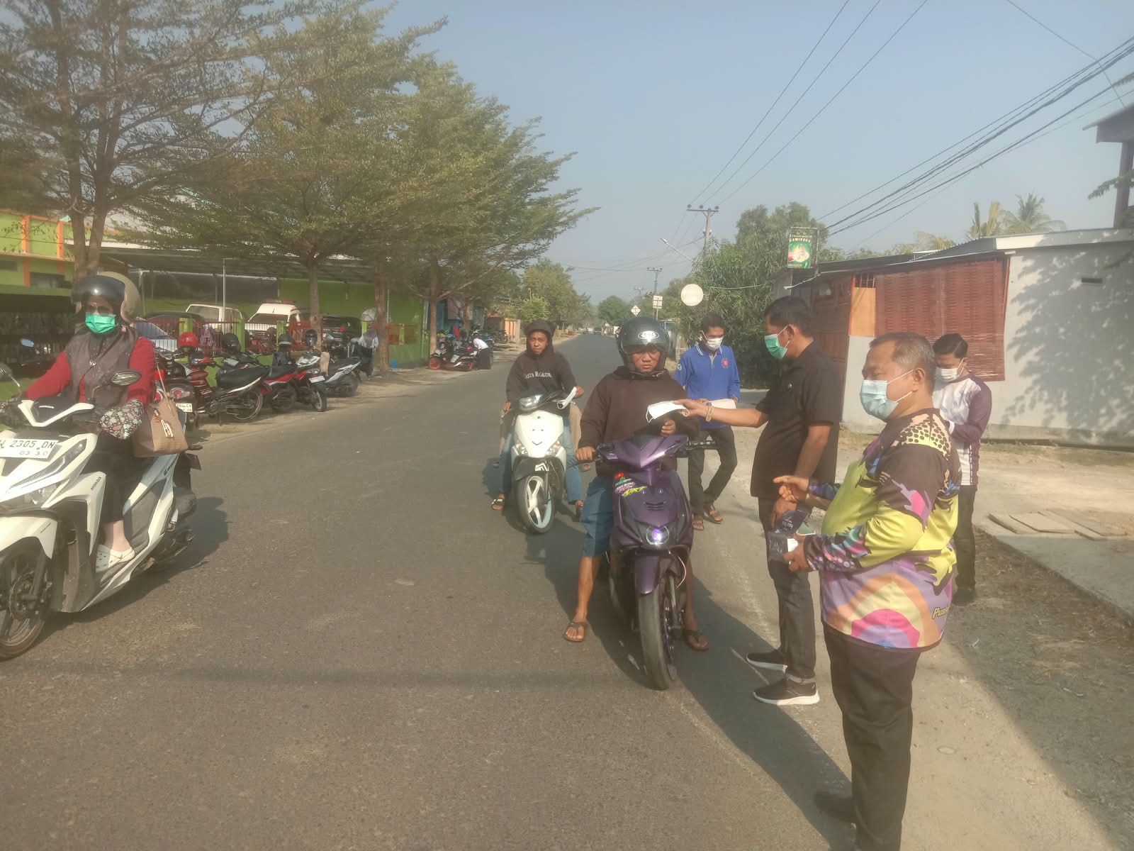 Cegah Dampak Kabut Asap Karhutla, Lurah Samataring Bersama Puskesmas Bagikan Masker kepada Warga