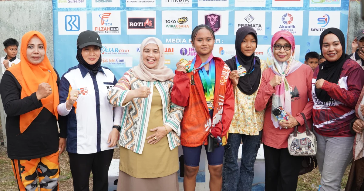 Tutup Kejuaraan Renang Tingkat Kabupaten, Bupati Ratnawati  Tekankan Pentingnya Pemetaan Atlet Berbakat