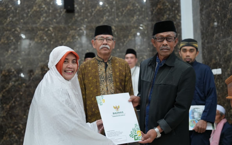 Safari Ramadan di Sinjai Barat, Bupati Serahkan Bantuan untuk Pengembangan Masjid Besar Ikhwanusshafa