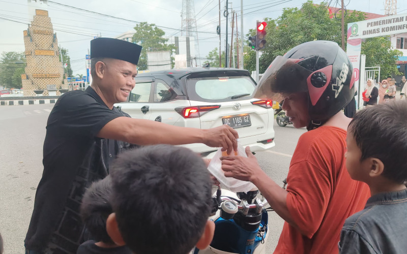Pererat Silaturahmi, Diskominfo Sinjai dan DWP Bagikan Takjil ke Pengendara dan Gelar Buka Puasa Bersama