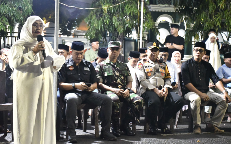 Bupati Ratnawati Lepas Peserta Takbir Keliling di Depan Masjid Agung Nujumul Ijtihad