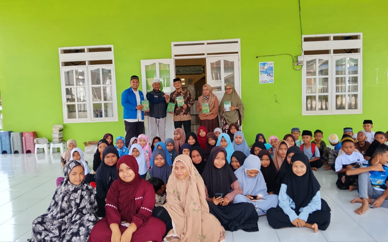 Dipimpin Langsung Camat, Ratusan Santri TK/TPA di Sinjai Utara Terima Bantuan Al-Qur’an