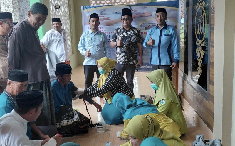 Kolaborasi BKPRMI dan Puskesmas Aska, Puluhan Warga Jalani Cek Kesehatan Gratis