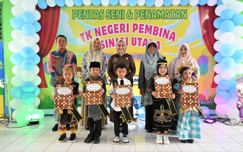 Rozalina Andi Mahyanto Hadiri Penamatan 77 Siswa TK Negeri Pembina Sinjai Utara