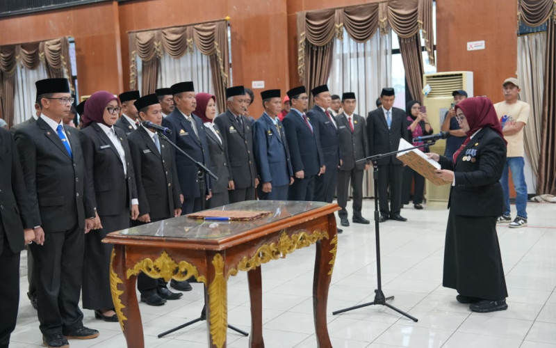 Bupati Ratnawati Lantik Pejabat Pimpinan Tinggi Pratama, Tekankan Inovasi dan Pelayanan Publik