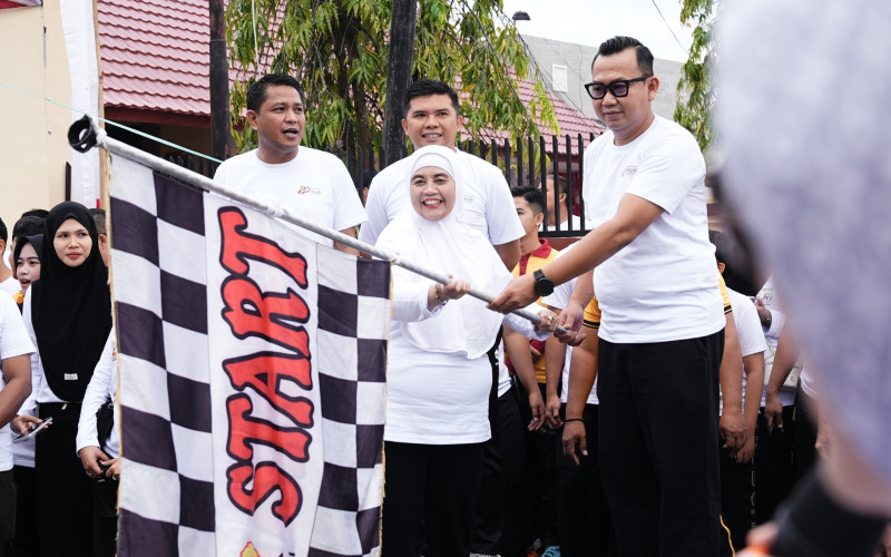 Bupati Ratnawati Lepas Ratusan Peserta Jalan Santai, Peringatan Hari Bhayangkara ke-80