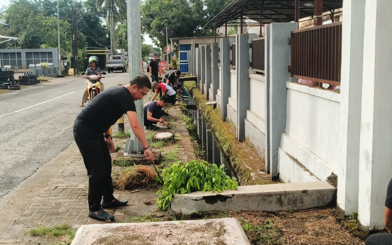 Dinas Kominfo Sinjai Gelar Kerja Bakti Rutin, Wujudkan Lingkungan Kerja Bersih dan Sehat