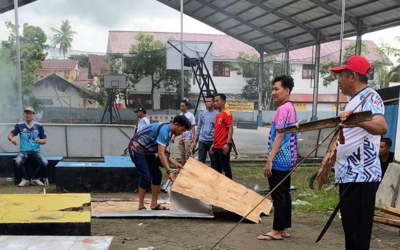 Dispora Sinjai Bersihkan dan Rawat Fasilitas Olahraga Demi Kenyamanan Masyarakat