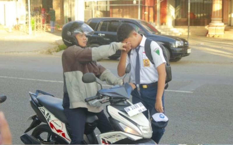 Kehadiran Ayah Warnai Hari Pertama Masuk Sekolah di SMP Negeri 1 Sinjai