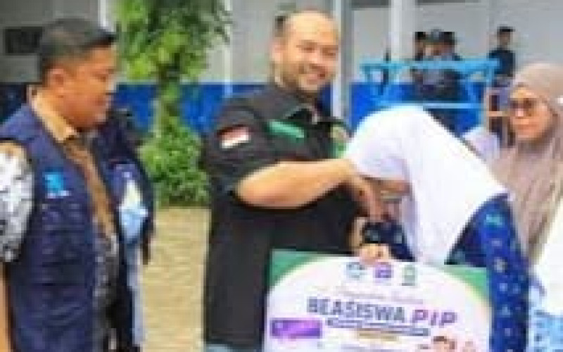 Kadisdik Sinjai Dampingi Achmad Fauzan Guntur Salurkan Bantuan PIP Kepada 135 Siswa