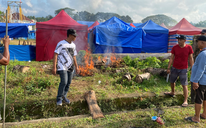 Dispora Sinjai Bersama Warga Balangnipa Bersihkan Lapangan Gelora Massa Jelang HUT RI