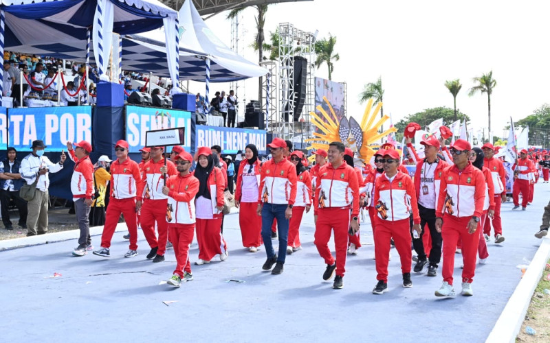 Sekda Sinjai Pimpin Defile Kontingen PGRI pada Pembukaan Porsenijar VII PGRI Sulsel 2026